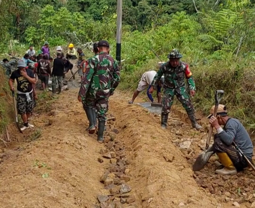 Swadaya Kodim Mamasa Bersama Warga Perbaiki Akses Utama Desa